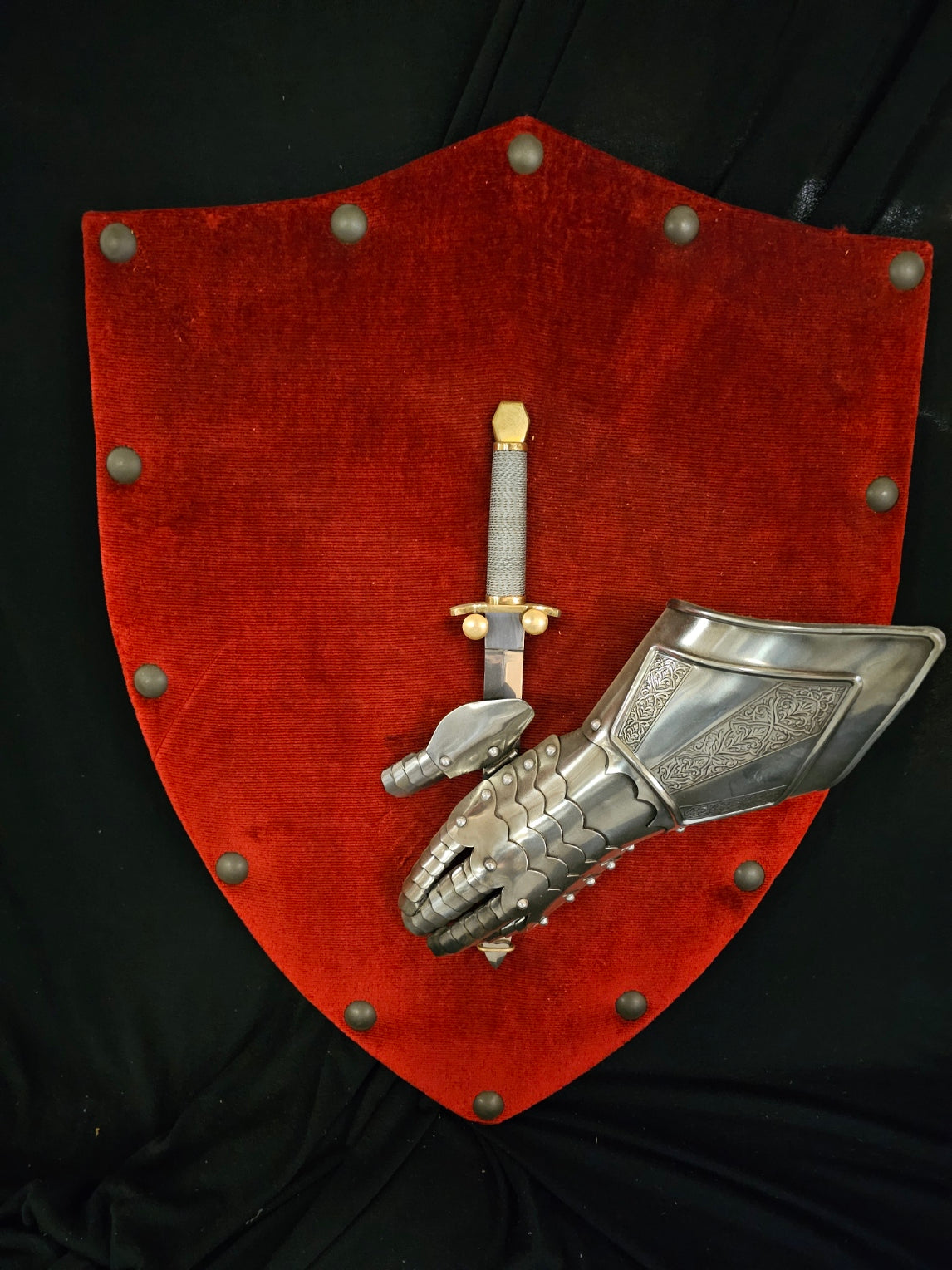 Vintage Armaduras Medieveles Shield and Gauntlet With dagger Wall Decoration