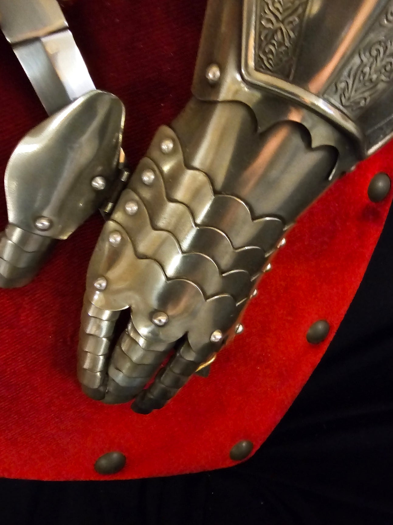 Vintage Armaduras Medieveles Shield and Gauntlet With dagger Wall Decoration