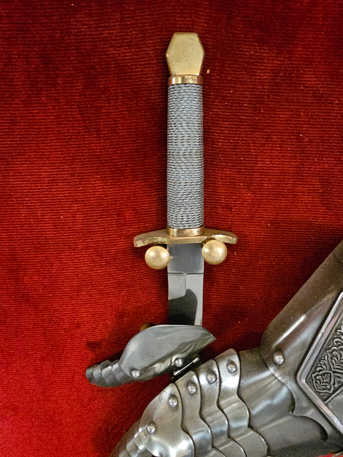 Vintage Armaduras Medieveles Shield and Gauntlet With dagger Wall Decoration
