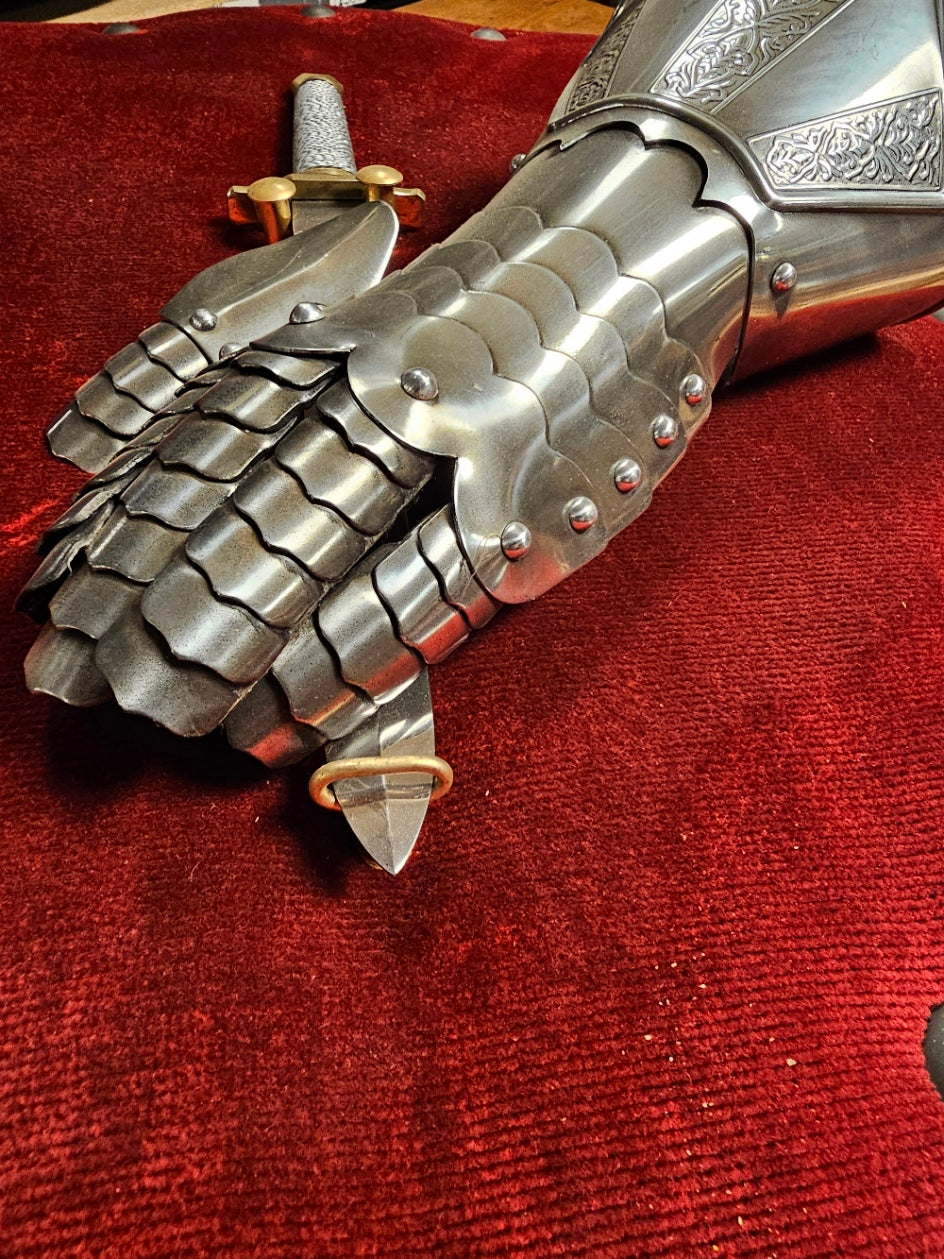 Vintage Armaduras Medieveles Shield and Gauntlet With dagger Wall Decoration