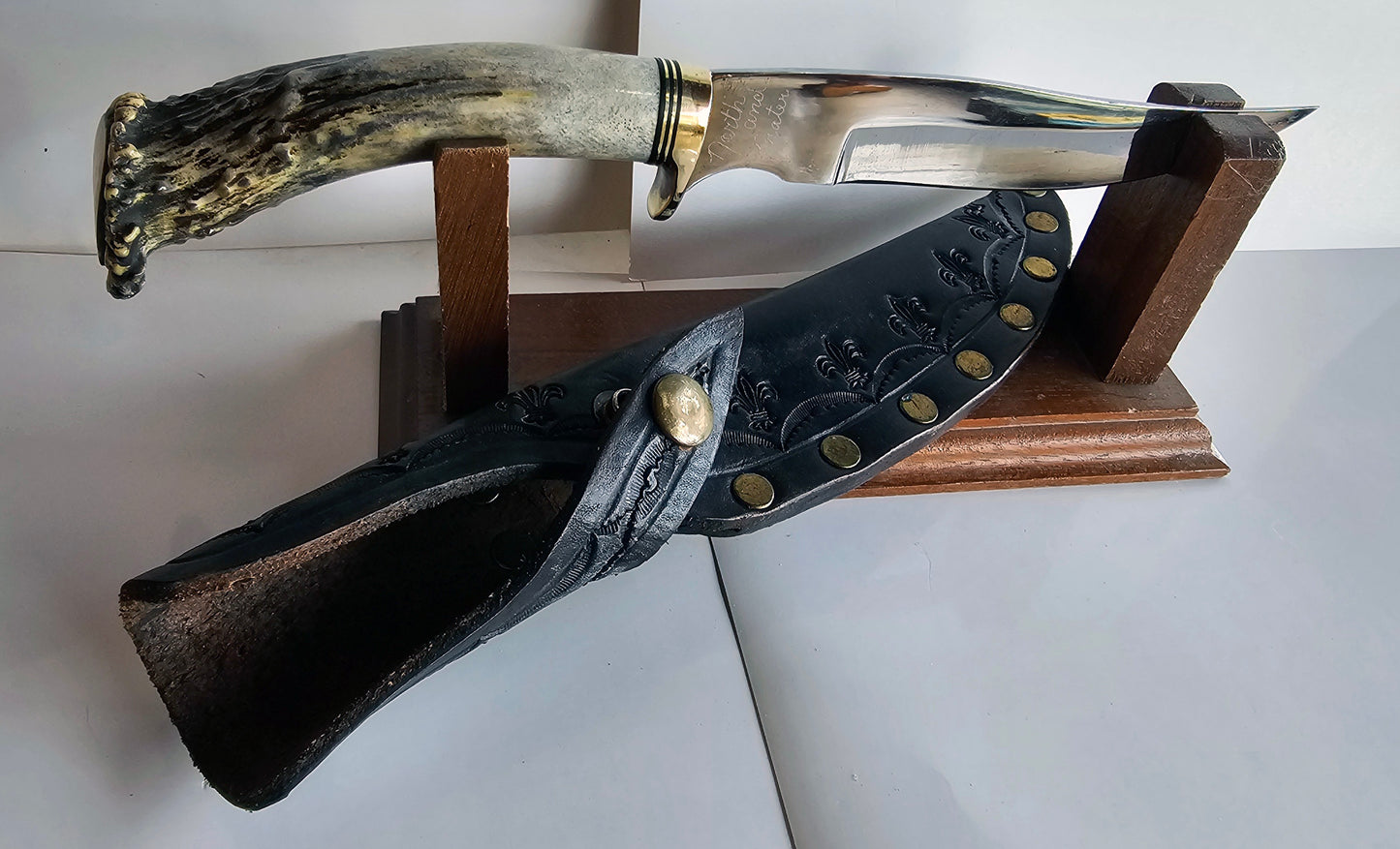 Vintage North and Prater January 1989 10 1/4" Blade Crown Stag Handle with original Leather Sheath