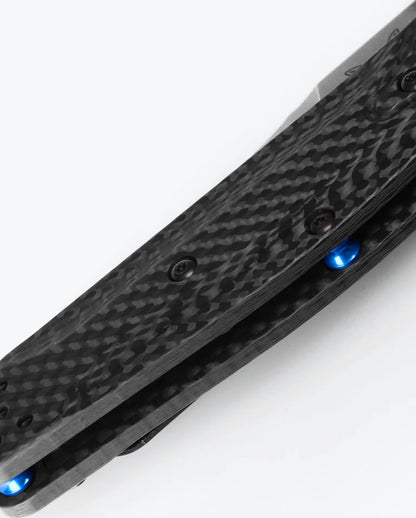 Carbon fiber handle detail on Benchmade 940‑1 Osborne