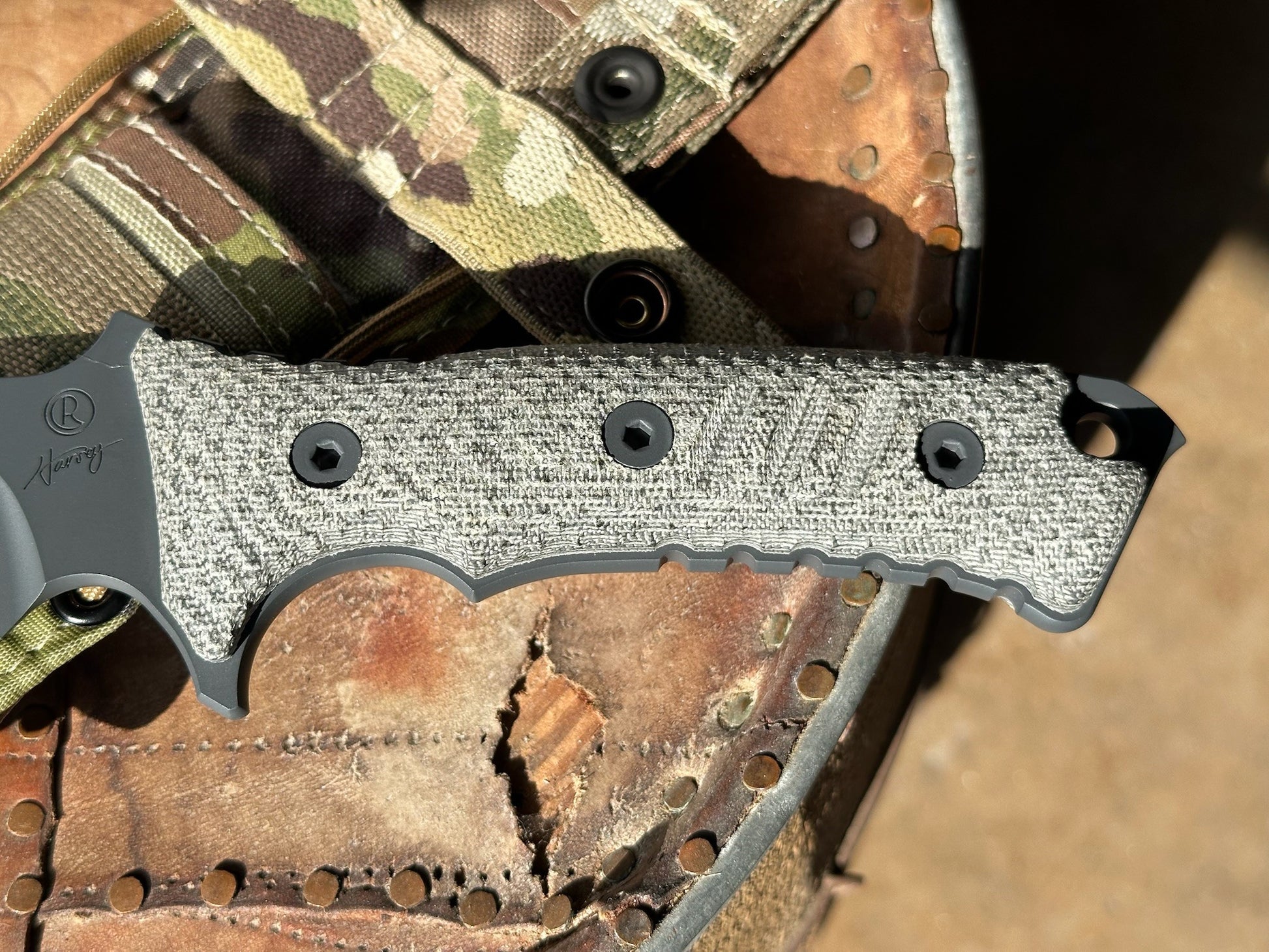 Chris Reeve Pacific grooved Black Canvas Micarta full tang handle with glass breaker butt cap, PAC-1001 unused