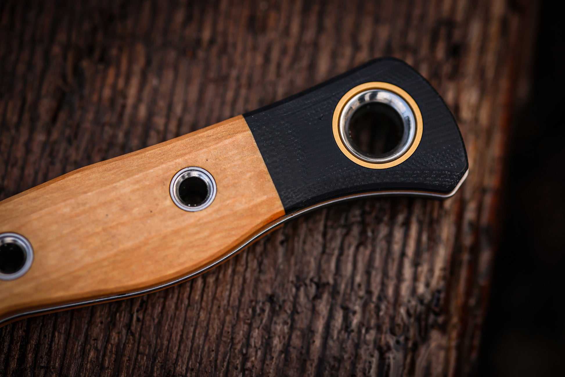 Benchmade 4070-02 Wildcoast Maple Valley Richlite handle with black G10 bolster detail